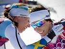 Norka Marit Björgenová (vpravo) se v cíli raduje z olympijského vítzství ve...