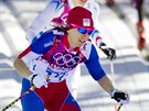 eská skiatlonistka Eva Vrabcová-Nývltová (vpedu) skonila v závodu na 15...