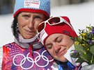 RADOST I SLZY. Olympijská vítzka Marit Björgenová z Norska (vlevo) objímá svou...