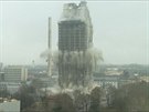 Ve Frankfurtu nad Mohanem odpálili 116 metr vysokou budovu. (2. února 2014)