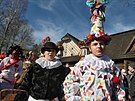 T�ic�tka masopustn�ch ma�kar pro�la v sobotu skanzenem na Vesel�m Kopci. (8....