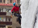 Od soboty je v liberecké Mlýnské ulici lezcm k dispozici umlá ledová stna.