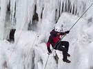 Od soboty je v liberecké Mlýnské ulici lezcm k dispozici umlá ledová stna.