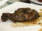 Takto servírují maso pralesní krysy v restauraci Les feuilles vertes v...