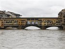 Obyvatelé Florencie hledí na rozvodnnou eku Arno z historického mostu Ponte