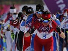 V OLYMPIJSKÉM ZÁVOD. Polka Justyna Kowalczyková (vpravo) na trati skiatlonu na