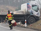 Nehoda osobnho a nkladnho automobilu zablokovala vpadovku z Plzn na Most....