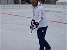 Manaer hokejové reprezentace Slavomír Lener vyzkouel ledové kluzit.