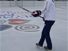 Manaer hokejové reprezentace Slavomír Lener vyzkouel ledové kluzit.