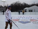 Hokejista Jií Novotný si vyzkouel ledové kluzit.