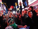 Fanouci Seattlu Seahawks slaví triumf svého týmu na Times Square v New Yorku.