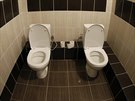 Dv toalety na jednom WC v lobby novináského hotelu Jekatrinskij Kvartal v...