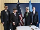 Americký ministr zahranií se zdraví s ukrajinskou opozicí. Ruku mu podává...