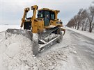 Bagr odklízí sníh na silnici u msta Vrbas na severu Srbska (1. února 2014).