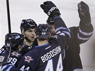 Hokejisté Winnipegu slaví gól, druhý zleva  Michael Frolík.