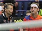 Nizozemský tenista Thiemo de Bakker (vpravo) si nechává poradit od svého...