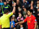 Luis Suarez z Liverpoolu vidí lutou kartu.