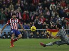 Diego Costa z Atlétika Madrid pekonává gólmana San Sebastianu.