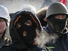 Masky a rzné ochranné pomcky se na demonstracích staly normou (Kyjev, 2....