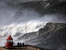 Lidé pozorují obrovské vlny u majáku u portugalského Nazaré (Portugalsko, 2....