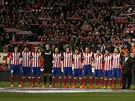 ROZLOUENÍ. Fotbalisté Atlétika Madrid a San Sebastianu uctívají památku...