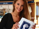 Finalistka soute eská Miss 2014 Gabriela Bendová v muzeu známek Blue Penny