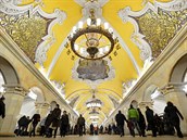 Symboly z doby Sovtskho svazu zdob strop moskevsk stanice Komsomolskaja.