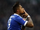 Kevin-Prince Boateng ze Schalke oslavuje gl proti Wolfsburgu.