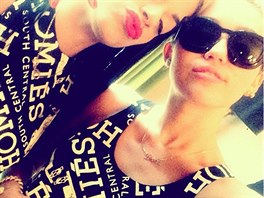 Z Instagramu zpvaky Miley Cyrusov (vpravo): s kamardkou se vyfotila v...