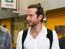 Hollywoodský idol Bradley Cooper objevil kouzlo vysoko posazeného drdlku pi...