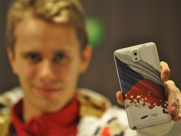 Krasobrusla Michal Bezina drí v ruce olympijskou edici Samsungu Gallaxy Note...