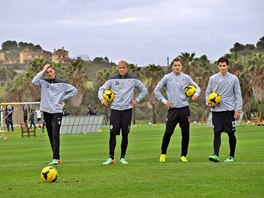 SPARANÉ NA TRÉNINKU. Fotbalisté Sparty na tréninku. Zprava: Kamil Vacek,...