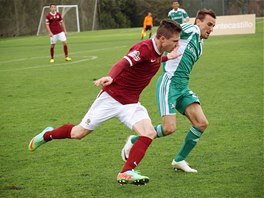 Záloník Tomá Pikryl ze Sparty bojuje o mí v zápase s Ludogorcem Razgrad.