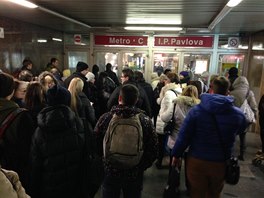 Snmek zachycuje dav cestujcch na I. P. Pavlov pot, co byla kvli nlezu...