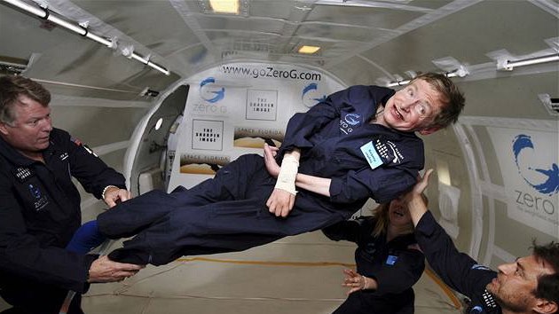 Záběr z roku 2007, kdy se Stephen Hawking vydal na krátký parabolický let ve stavu beztíže.