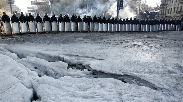 Policejn� kordony v centru Kyjeva (5. �nora 2014)