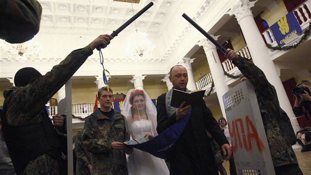 Opozin aktivist uspodali na obsazen radnici v Kyjev svatbu (5. nora 2014)