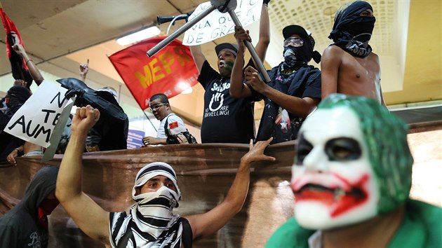Protesty proti zdraen jzdnho v Rio de Janeiru (5. nora 2014)