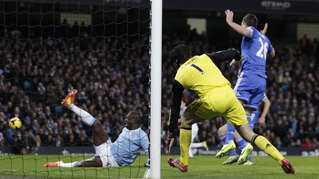 OBRANA CHELSEA V POHOTOVOSTI. Do zakonen se tla Yaya Tour, ale k mi u m daleko. Brank Petr ech a obrnce John Terry situaci kontroluj.