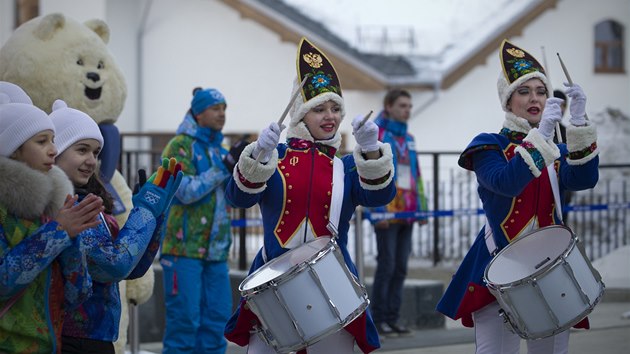 Slavnostn vtn esk vpravy v horsk olympijsk vesnici Mountain Village v Roza Chutor. 