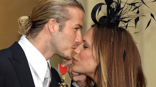 pln novinka to nen, teba spn fotbalista a fanouek netradinch es David Beckham nosil pohodln culk u v roce 2003. A nejen na hiti. Pevzal s nm dokonce d britskho impria.
