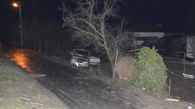 Srka mazdy s nkladnm vlakem v Kenovicch na Vykovsku. Auto odmrtil nraz do pilehl zahrady.