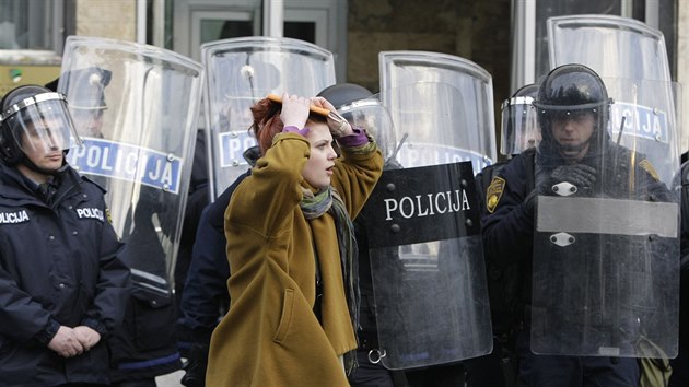 Policist v Tuzle blokuj vchod do vldn budovy, kterou zasypali kameny lid demonstrujc proti nezamstnanosti a stavu politick scny v zemi (6. nora 2014).