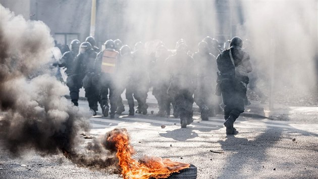 Protesty v bosensk Tuzle perostly ve tvrtek v nepokoje. V ulicch msta hoely zaplen pneumatiky. Zasahovat musela policie (6. nora 2014).