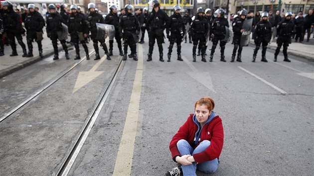 Ze solidarity s lidmi v Tuzle se do Sarajeva sjeli dal protestujc. Na snmku jedna z demonstrantek v hlavnm mst. Jin dvali svoji nelibost najevo hzenm vajec a kamen (6. nora 2014).