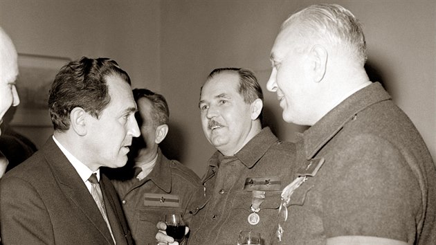 1968. Vasil Biľak při rozhovoru s příslušníky Lidových milicí při oslavě 20. výročí Vítězného února. (24. února 1968)