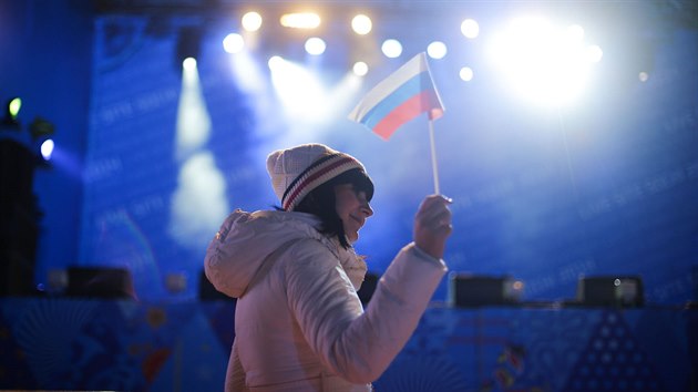 Jekatrina Sazonová s ruskou vlajkou eká na zaátek zahajovacího ceremoniálu...