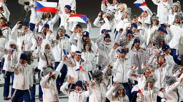 Vprava sportovc esk republiky pichz na slavnostn zahajovac ceremonil zimnch olympijskch her v Soi. (7. nora 2014)