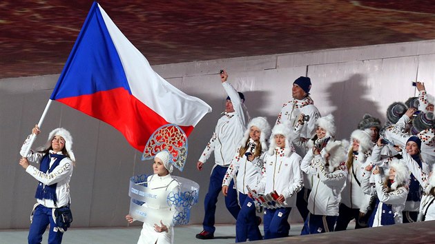 Výprava sportovců České republiky v čele s lyžařkou Šárkou Strachovou přichází na slavnostní zahajovací ceremoniál zimních olympijských her v Soči. (7. února 2014)