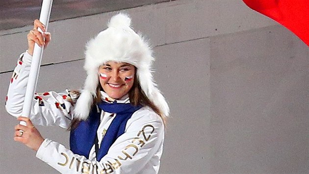 Vprava sportovc esk republiky v ele s lyakou rkou Strachovou pichz na slavnostn zahajovac ceremonil zimnch olympijskch her v Soi. (7. nora 2014)